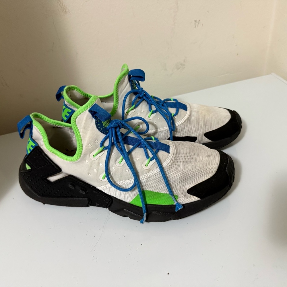 Nike Mens  White, Green, and Blue Sneakers in size 11 (needs soles inserts)